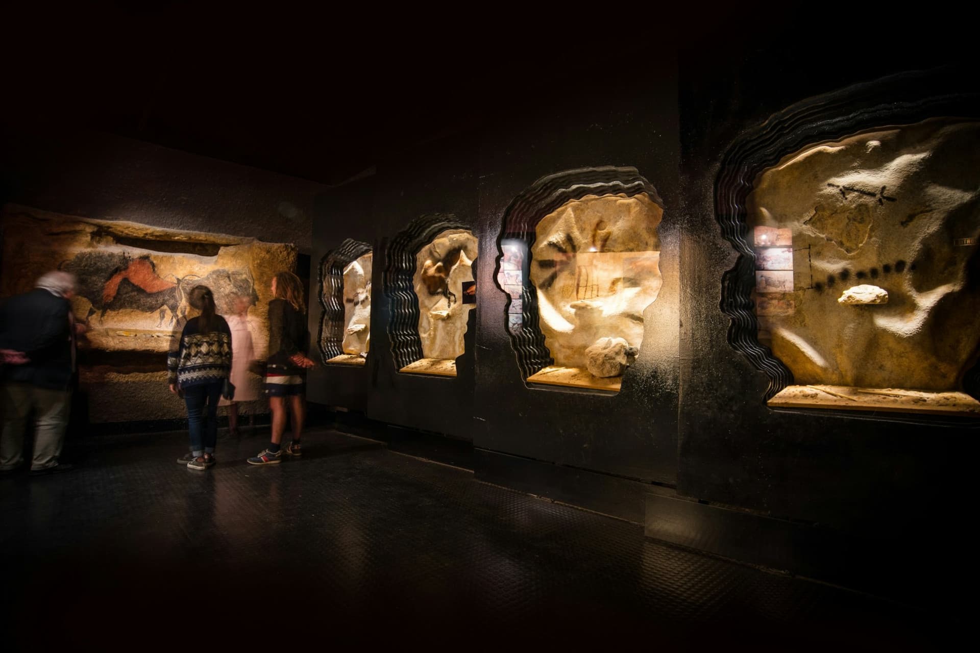 Lascaux II Guided Tour - image 2
